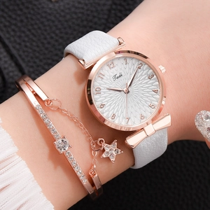 Détail de la montre à quartz Tadi avec bracelet en cuir blanc et gourmette étoile