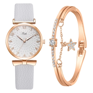 Détail de la montre Tadi or rose avec ensemble de bracelets étoile sur fond blanc
