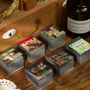 Detalle de libros de papel de scrapbooking vintage con diseños florales y arte
