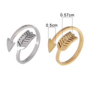 Detail of arrow and fletching design on open rings with width measurements