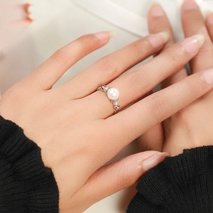Elegant S925 sterling silver ring with white pearl on finger for a minimalist look