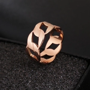 Anello alla moda in acciaio inossidabile oro rosa con design a catena su sfondo scuro