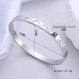 Bracciale minimalista a V in acciaio inossidabile con motivi incisi e dimensioni precise