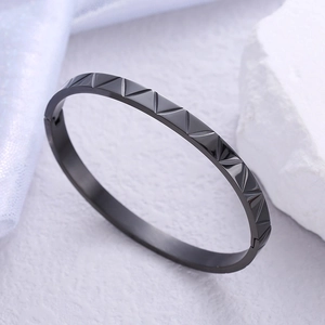 Bracciale rigido minimalista in acciaio inox nero con motivi geometrici a triangolo