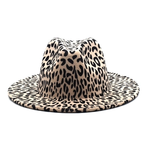 Dettaglio del cappello fedora leopardato con tesa larga e classica trama in feltro di lana