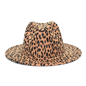 Dettaglio di un cappello fedora leopardato con tesa piatta e corona classica a pizzico