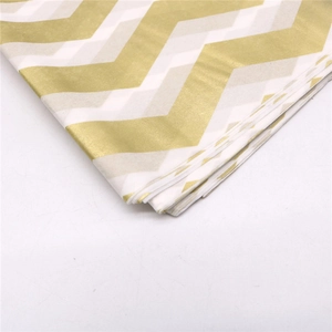 Detailaufnahme von Seidenpapier mit elegantem Wellenmuster in Gold und Grau für Geschenke