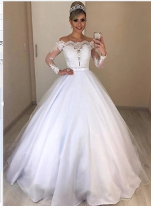 Vue détaillée d'une robe de mariée blanche à épaules dénudées avec dentelle délicate