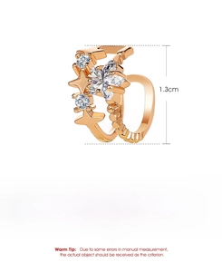 Dettaglio macro dell'orecchino a clip in rame oro rosa con stelle e zirconi brillanti