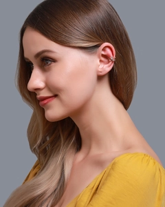 Dettaglio ravvicinato del ear cuff a stella oro rosa con diamanti scintillanti