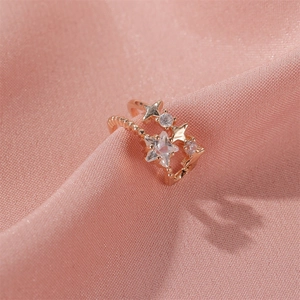 Ear cuff a doppio strato con stelle in oro rosa e pietre di zircone lucenti