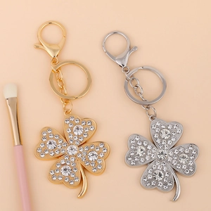 Sparkling four-leaf clover keychain with rhinestones in gold and silver finish