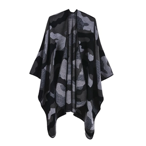 Détail du châle en tricot camouflage gris montrant la texture douce et la couture