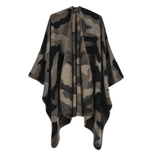 Gros plan d'un châle en maille camouflage doux aux textures marron et grises détaillées