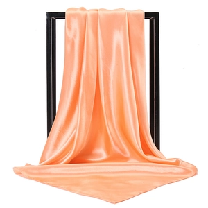 Eleganter einfarbiger orange-rosa Satin-Schal an einem Rahmen mit seidiger Textur