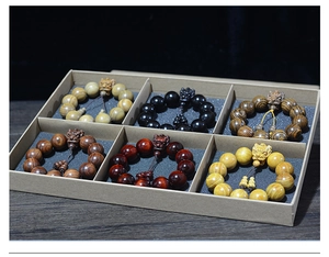 Détails de six bracelets de perles en bois avec pendentifs de dragon sculptés et glands
