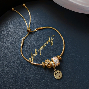 Verstellbares goldenes Perlenarmband mit Herzanhänger und Kristallen auf Leder