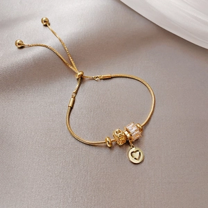 Details des verstellbaren Gold-Herzarmbands mit glitzerndem Zirkon und Hohlperlenmotiv