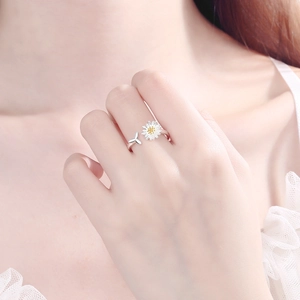 Open madeliefjes ring van S925 zilver met witte bloemaccenten aan de vinger van model