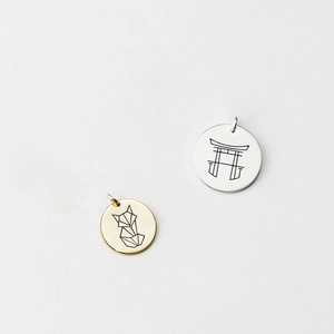 Polierte runde Edelstahlanhänger mit Fuchs- und Torii-Gravur für DIY-Schmuck