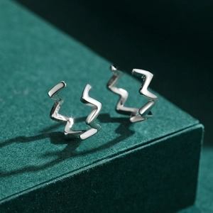 Elegant s925 sterling silver wavy zigzag ear clips with polished metallic mirror finish