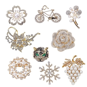 Elegant floral pearl brooch set with crystal rhinestones and alloy gold plating