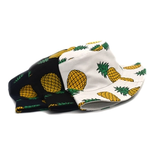 Nahaufnahme atmungsaktiver Fischerhüte aus Baumwolle mit gelbem Ananas-Muster