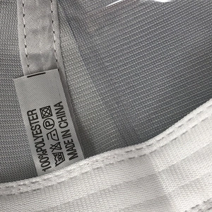 Makro-Detail des Pflegeetiketts aus 100% Polyester mit atmungsaktivem Mesh-Gewebe