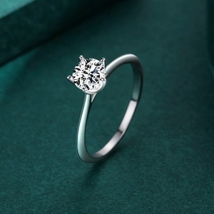 Elegant S925 sterling silver ring with a sparkling round diamond in four-prong setting