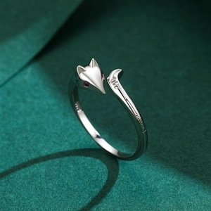 Anello volpe in argento S925 con occhi in gemma rossa e incisione Love elegante