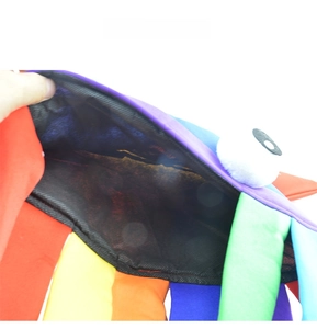 Detailweergave van de zwarte stoffen voering en de interne structuur van de regenboogmuts