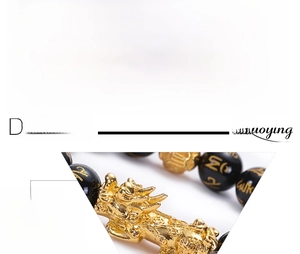 Gros plan de perles d'obsidienne de 12 mm avec mantra doré et breloque Pixiu