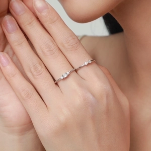 Set di anelli minimalisti in argento S925 con fiocco e zirconi incastonati da donna