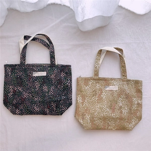 Détails des sacs en toile florale avec fermetures éclair en métal et poignées solides