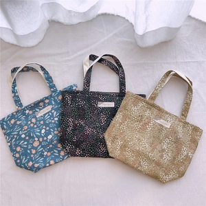 Détails de sacs en toile à fleurs bleus, marine et verts avec étiquettes vintage