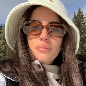 Detail einer quadratischen Sonnenbrille in Schildpatt-Optik mit braunem Farbverlauf