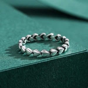Minimalistischer s925 Silber Herzring stapelbar auf dunkelgrünem Hintergrund