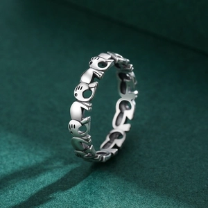 Minimalist S925 sterling silver ring featuring a continuous hollow cat pattern on dark green