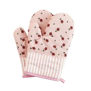 Thickened floral pattern oven mitts with pink heat insulation and white striped cuffs