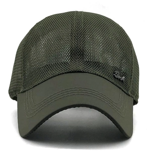 Gros plan sur la casquette de baseball en mesh vert armée avec logo Sport en métal