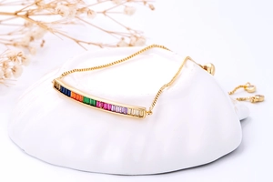 Macro-opname van regenboog edelsteen armband met verstelbare schuifsluiting