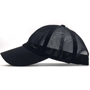 Détail d'une casquette de baseball en mesh noir avec étiquette en métal Sport