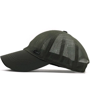 Détail de la casquette de baseball en maille vert armée avec logo Sport en métal