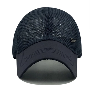Gros plan détaillé du tissu en maille respirante et du logo Sport sur la casquette