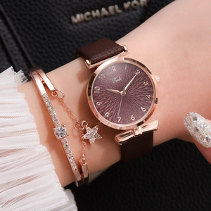 Détail d'une montre femme en or rose avec cadran violet et bracelet étoile assorti