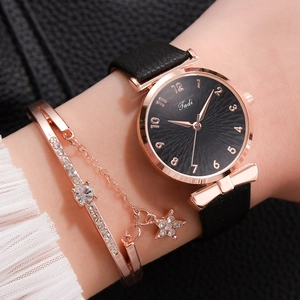 Détail macro de montre en or rose avec cadran noir et ensemble de bracelet étoile