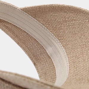 Sombrero de sol beige de ala ancha con textura tejida detallada y costuras de calidad
