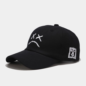 Gorra de béisbol negra con bordado de cara triste blanca y parche lateral de grafiti