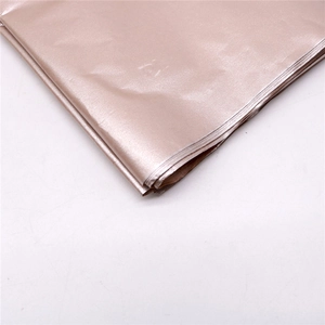 Detail von roségoldenem Metallic-Seidenpapier mit Glanzeffekt für Geschenkverpackungen