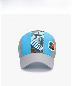 Detail einer schnelltrocknenden Jungen-Basecap mit Dino-Aufnäher und Drachen-Print-Band
